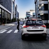 Per Kamera wird das Auto "durchsichtig" und der nachfolgende Verkehr kann sehen, was sich vor dem Mercedes ESF 2019 abspielt
