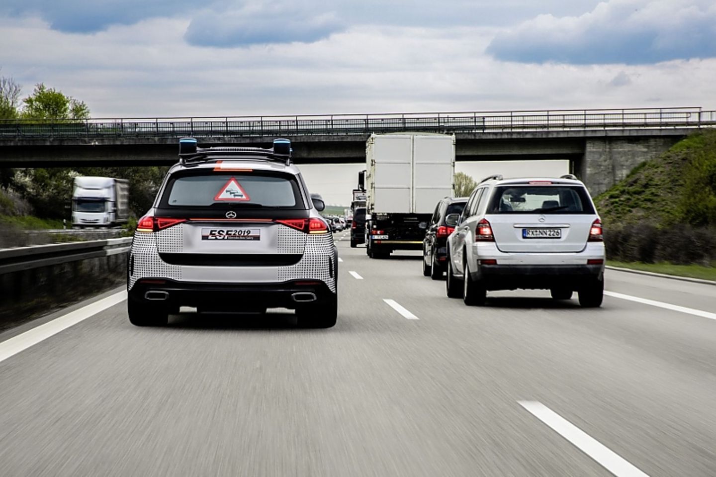 Der nachfolgende Verkehr wird gewarnt