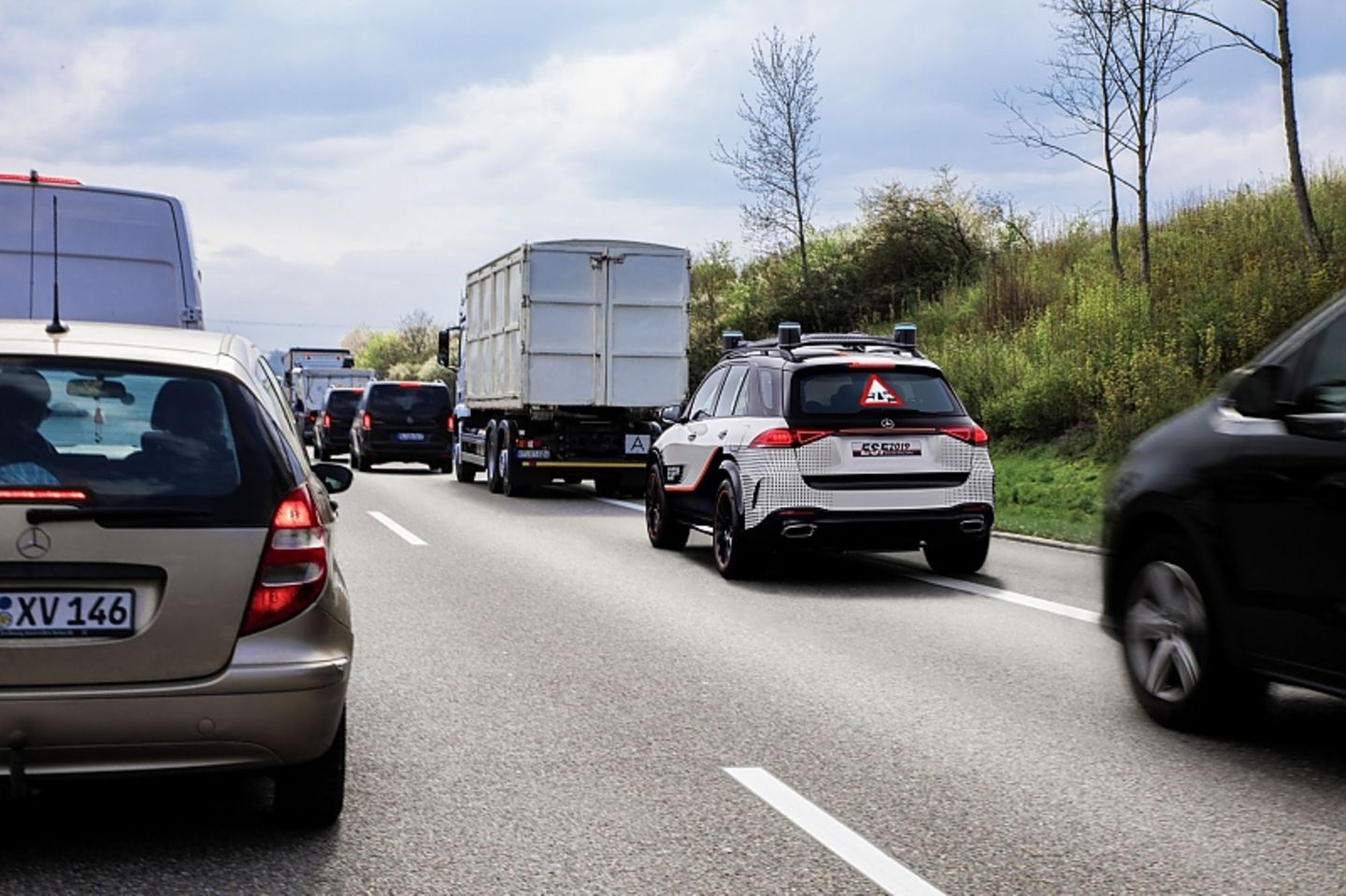 Fortgeschrittene Funktion eines automatisierten Fahrzeugs: Im Falle eines Heck-Unfalls fährt der ESF so weit es geht, aus der Gefahrenzone Fortgeschrittene Funktion eines automatisierten Fahrzeugs: Im Falle eines Heck-Unfalls fährt der ESF so weit es geht, aus der Ge