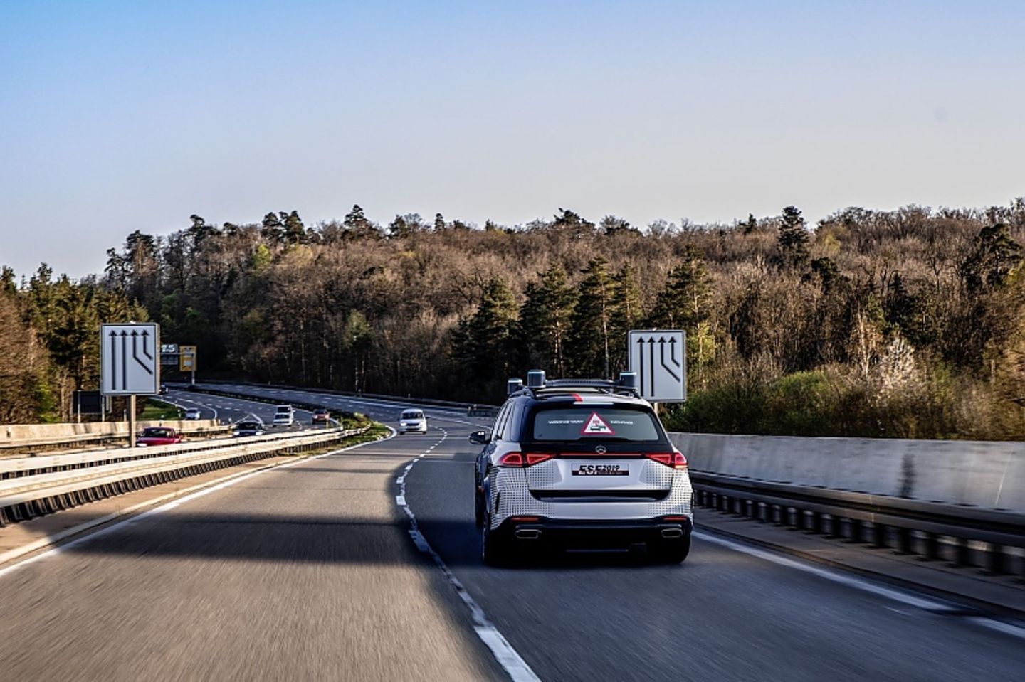 Der Mercedes ESF 2019 nutzt die Sensoren, die für das autonome Fahren nötig sind
