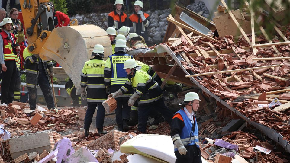 Nachrichten aus Deutschland: Explosion in Wohnhaus - Retter suchen weiter nach Siebenjähriger