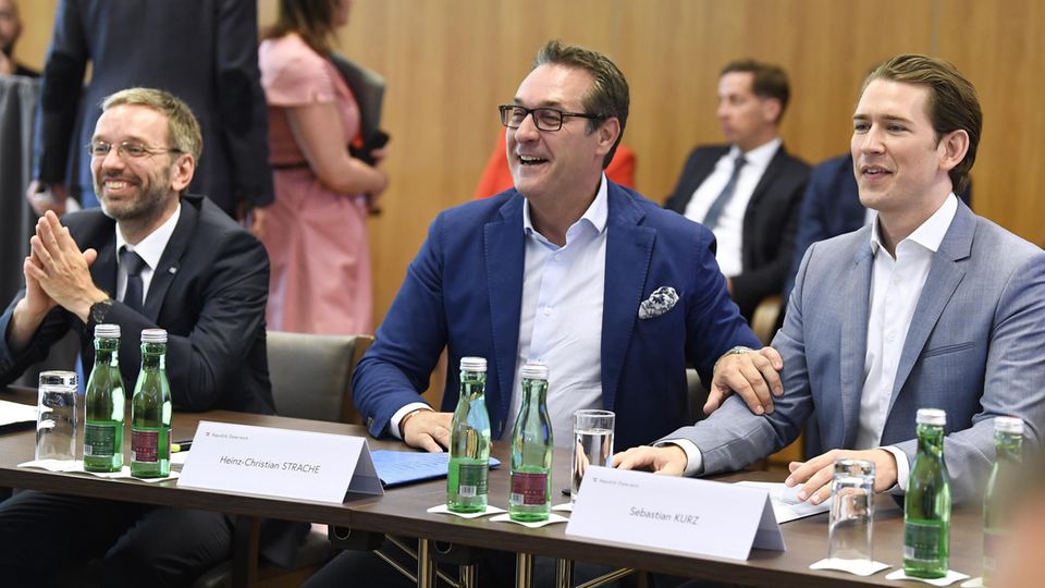 Bei der Regierungsklausur im Mai 2018 hatte Bundeskanzler Sebastian Kurz (re.) noch keine Berührungsängste und posierte mit dem inzwischen zurückgetretenen FPÖ-Chef Heinz Christian Strache und Innenminister Herbert Kickl (li.)