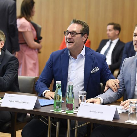 Bei der Regierungsklausur im Mai 2018 hatte Bundeskanzler Sebastian Kurz (re.) noch keine Berührungsängste und posierte mit dem inzwischen zurückgetretenen FPÖ-Chef Heinz Christian Strache und Innenminister Herbert Kickl (li.)