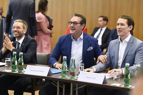 Bei der Regierungsklausur im Mai 2018 hatte Bundeskanzler Sebastian Kurz (re.) noch keine Berührungsängste und posierte mit dem inzwischen zurückgetretenen FPÖ-Chef Heinz Christian Strache und Innenminister Herbert Kickl (li.)