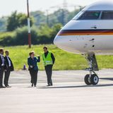 Bundeskanzlerin Angela Merkel inspiziert die beschädigte Global 5000 am Flughafen Dortmund. Zuvor hatte ein Bodenfahrzeug das parkende Flugzeug touchiert. Die CDU-Politikerin muss mit einer anderen Maschine zurück nach Berlin fliegen.