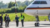 Bundeskanzlerin Angela Merkel inspiziert die beschädigte Global 5000 am Flughafen Dortmund. Zuvor hatte ein Bodenfahrzeug das parkende Flugzeug touchiert. Die CDU-Politikerin muss mit einer anderen Maschine zurück nach Berlin fliegen.
