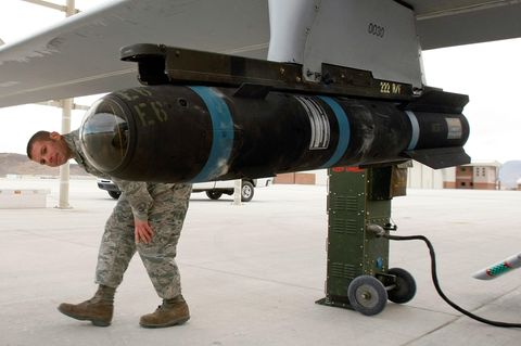 Insgesamt wiegt die Hellfire-Rakete etwa 50 Kilogramm und kann mit verschiedenen Gefechtsköpfen ausgerüstet werden.