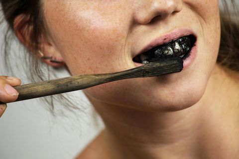 Zähneputzen mit Aktivkohle