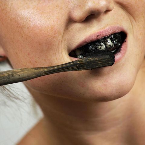 Zähneputzen mit Aktivkohle