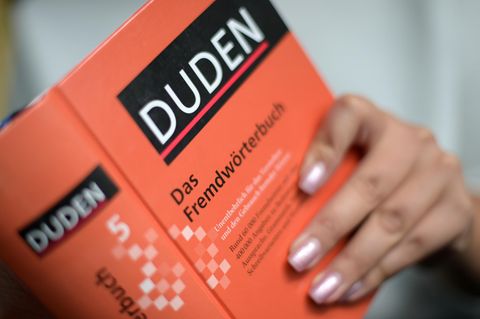 Frau mit Duden in der Hand