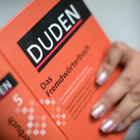 Frau mit Duden in der Hand