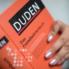 Frau mit Duden in der Hand