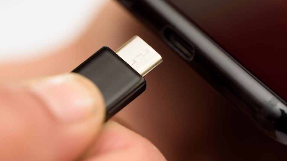 Die Ladebuchse vom iPhone Wenn die Ladebuchse sauber ist, fließt der Strom am besten