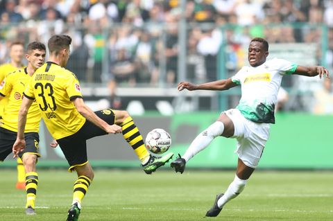 Hart, aber nicht unfair: Gladbachs Denis Zakaria (r.) im Zweikampf mit Dortmunds Julian Weigl