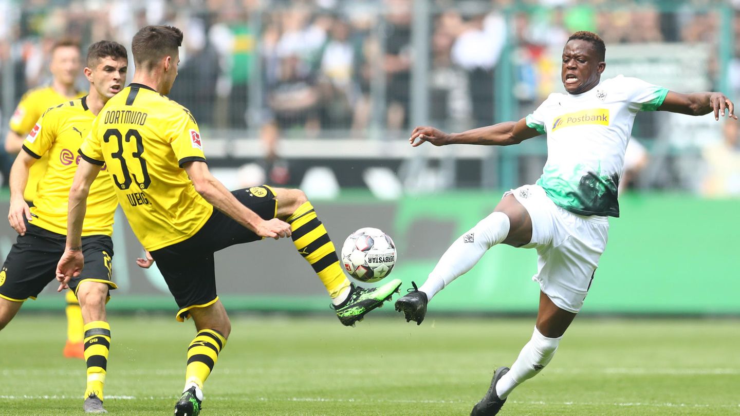 Hart, aber nicht unfair: Gladbachs Denis Zakaria (r.) im Zweikampf mit Dortmunds Julian Weigl