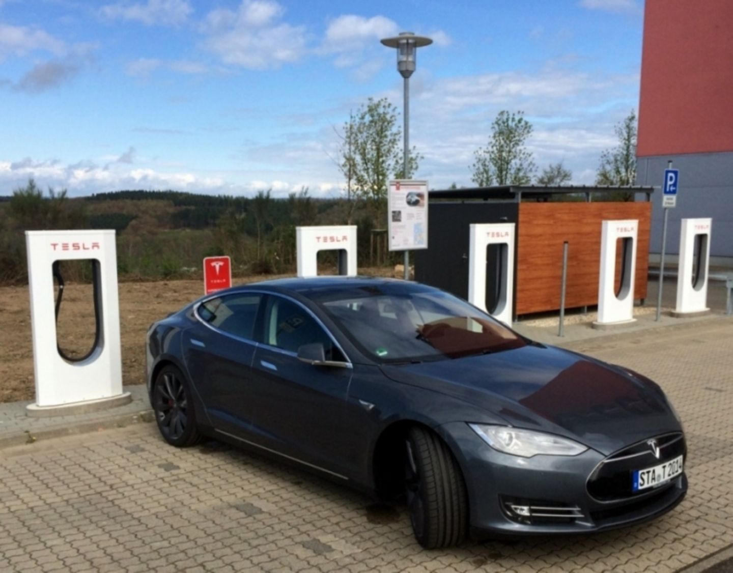 Die Vision der Langstrecken E-Mobilität: Tesla Supercharger an deutschen Autobahnen