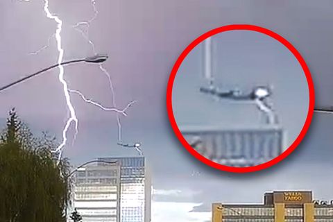 Flugzeug wird vom Blitz getroffen