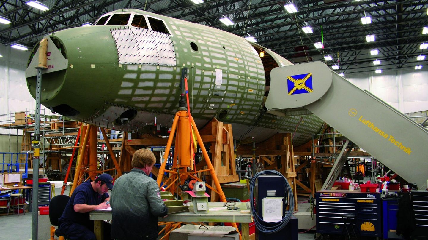 Lockheed Super Star L-1649 in Auburn