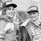 Laudas (r.) Rivalität mit dem britischen Formel-1-Piloten James Hunt wurde später auch im Film "Rush" thematisiert. Beim Großen Preis von Japan 1976 siegte Hunt und gewann den Weltmeistertitel.