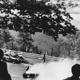 Laudas spektakulärer Unfall auf dem Nürburgring  am 1. August 1976 kostete den Österreicher fast das Leben. Lauda hatte nach dem Unfall im Krankenhaus schon die Krankensalbung erhalten, erholte sich jedoch entgegen aller Prognosen von dem Unfall...