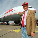 1997 stellte Lauda eine zweistrahlige Boeing 777-200 als neuen Teil seiner Flotte für "Lauda Air" vor.