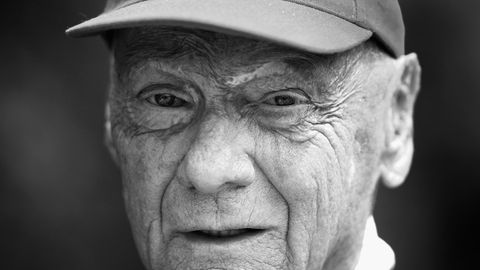 Ein schwarz-weiß Foto zeigt Ex-Formel-1-Fahrer Niki Lauda