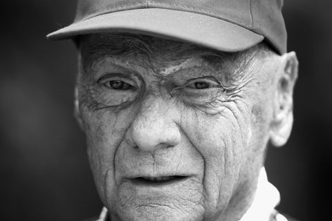Ein schwarz-weiß Foto zeigt Ex-Formel-1-Fahrer Niki Lauda