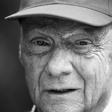 Ein schwarz-weiß Foto zeigt Ex-Formel-1-Fahrer Niki Lauda