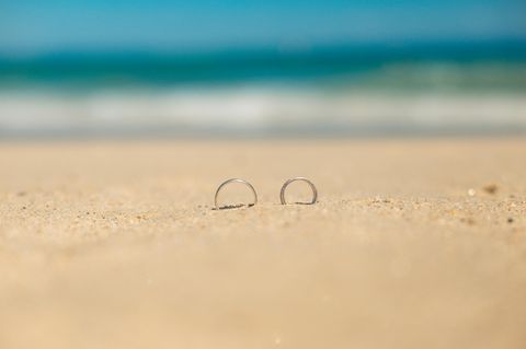"Sarah&Thorsten 18. Mai 2019" wurde in die Ringe graviert (Symbolbild)