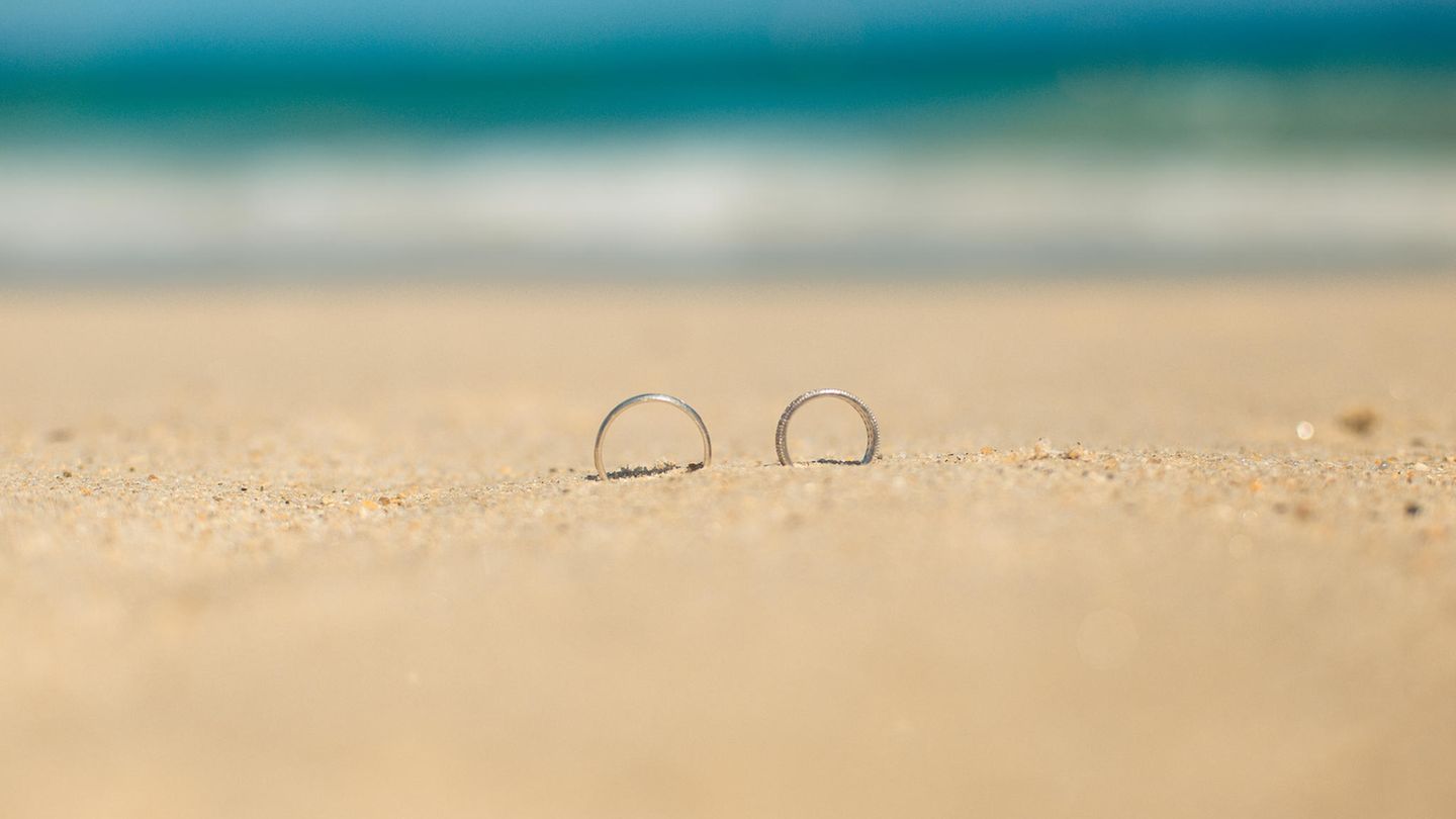 "Sarah&Thorsten 18. Mai 2019" wurde in die Ringe graviert (Symbolbild)