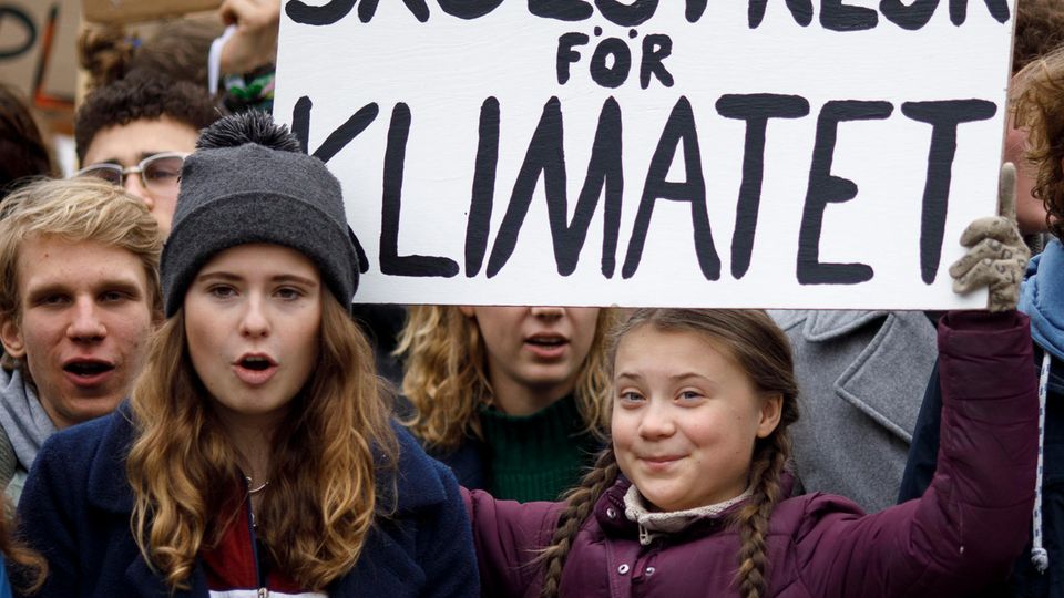 Porträt einer Klimaaktivistin: Luisa Neubauer mit der "Fridays for Future"-Gründerin Greta Thunberg (r.) Luisa Neubauer mit der "Fridays for Future"-Gründerin Greta Thunberg (r.)