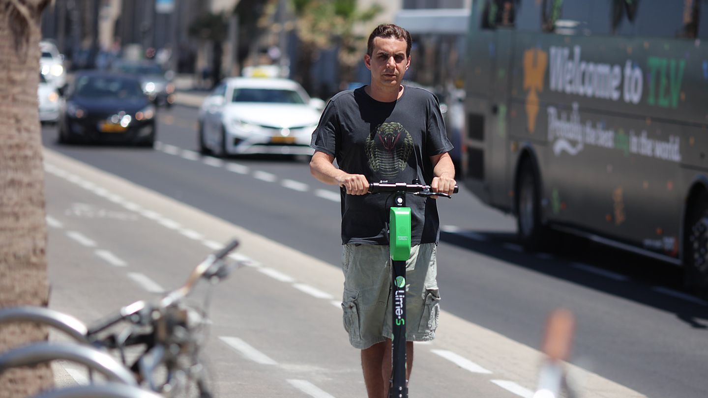 In Tel Aviv und anderen Städten werden die Roller begeistert angenommen - doch ihnen schlägt auch massive Ablehnung entgegen.