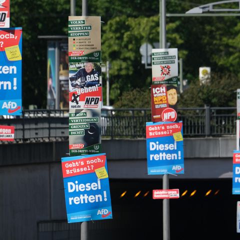 NPD-Wahlwerbung - hier neben Plakaten der AfD in Berlin. In Zittau musste die rechtsradikale Partei ihre Werbung abhängen. Der Slogan "Stoppt die Invasion: Migration tötet" erfüllt laut einem Gericht den Straftatbestand der Volksverhetzung.
