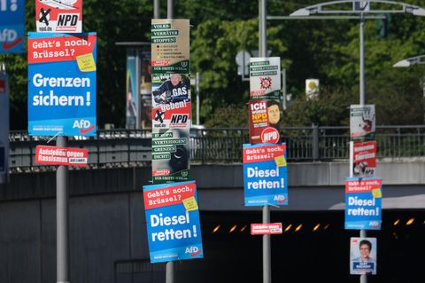 NPD-Wahlwerbung - hier neben Plakaten der AfD in Berlin. In Zittau musste die rechtsradikale Partei ihre Werbung abhängen. Der Slogan "Stoppt die Invasion: Migration tötet" erfüllt laut einem Gericht den Straftatbestand der Volksverhetzung.