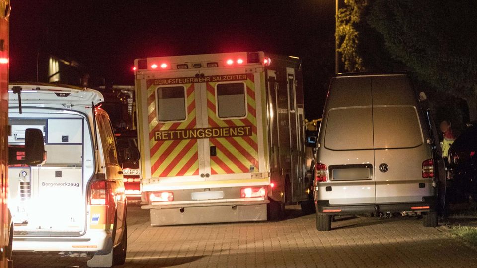 Nachrichten Deutschland Heere Baddeckenstedt Rettungswagen stehen in der Nähe des Fundortes in der Gemeinde Heere in Baddeckenstedt