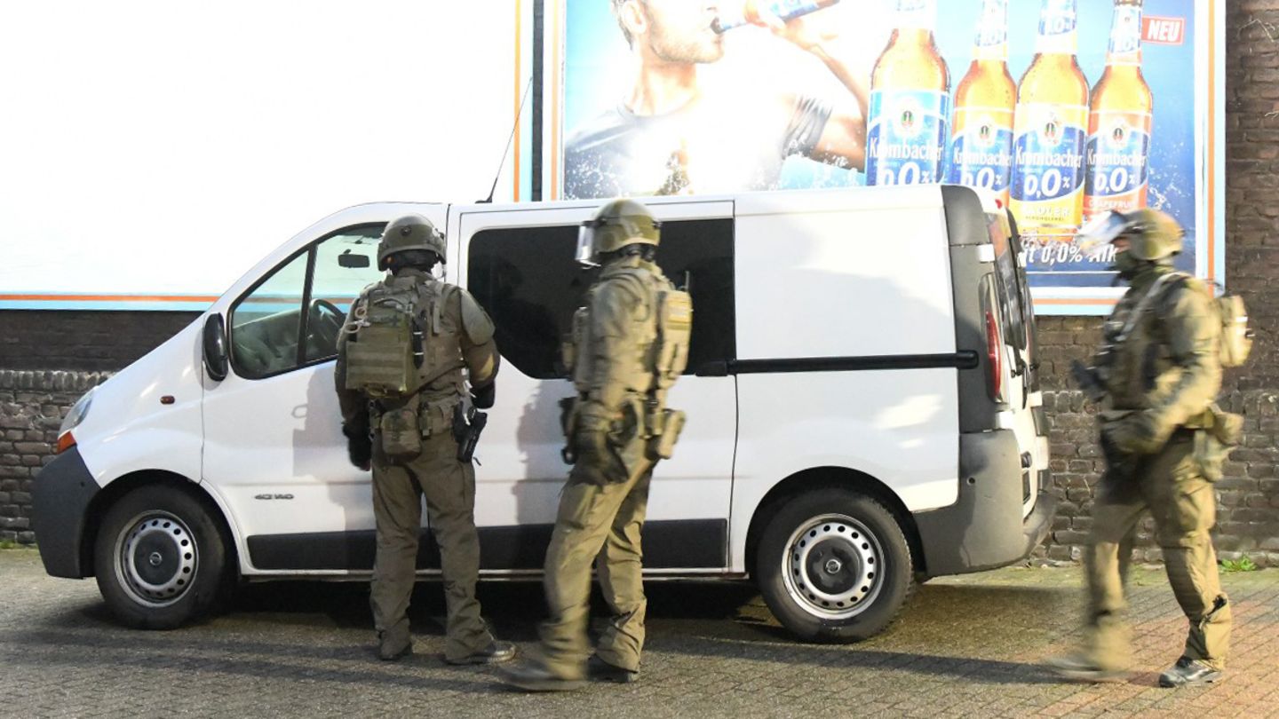 Polizeibeamte in Essen bereiten sich auf ihren Einsatz vor