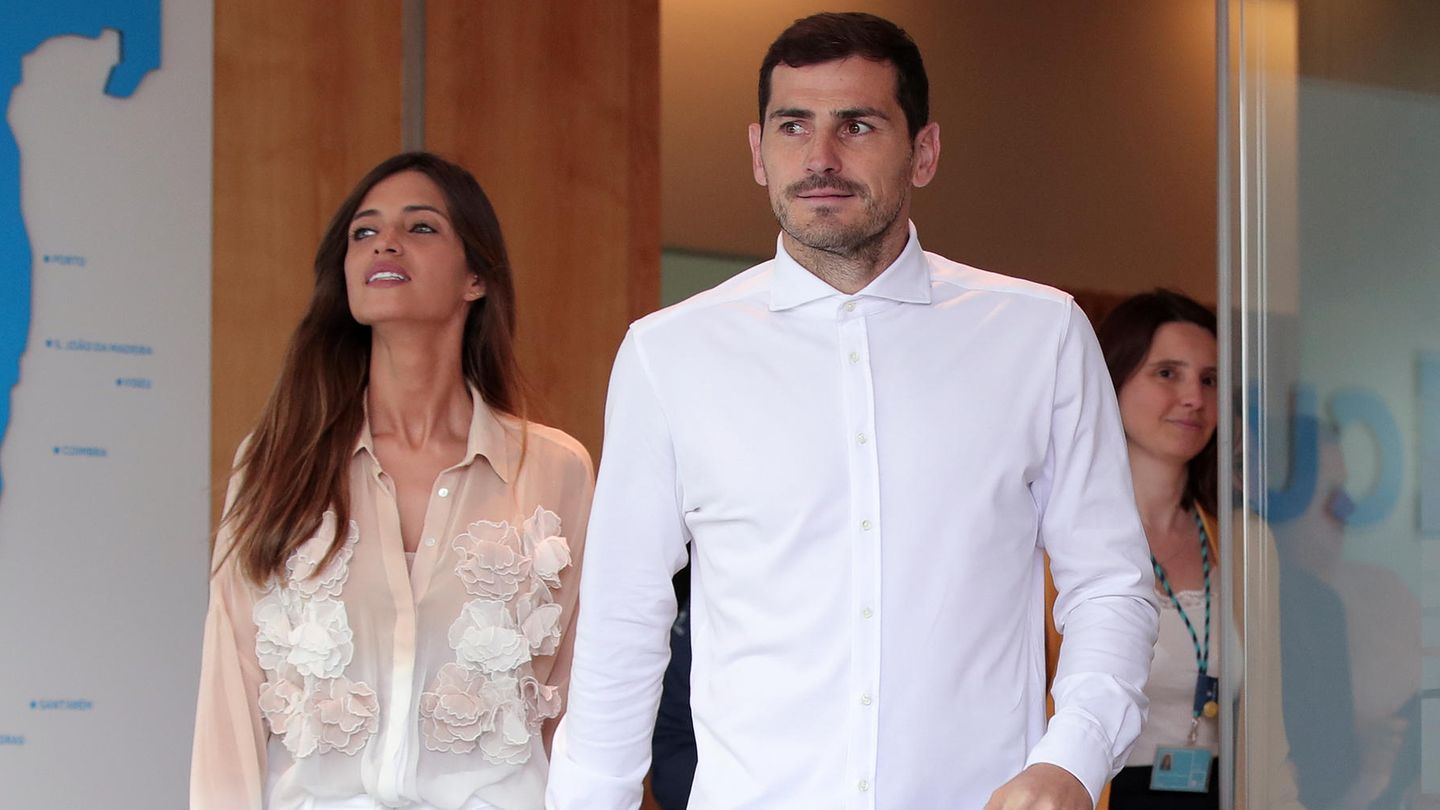 Iker Casillas verlässt mit seiner Frau Sara Carbonero ein Krankenhaus