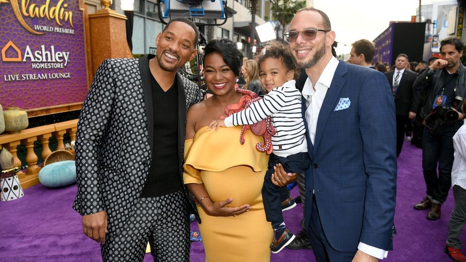 Will Smith mit der Familie von Tatyana Ali Will Smith, Tatyana Ali, ihr Sohn Edward Aszard Rasberry (2 Jahre) und ihr Mann Dr. Vaughn Rasberry posieren zusammen