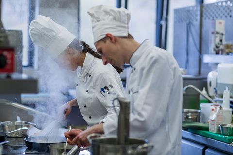 Laues Gehalt: Nach ihrer Ausbildung verdienen Köche rund 22.000 Euro