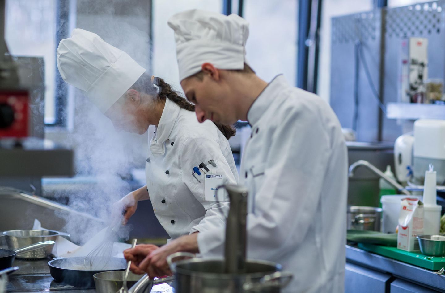Laues Gehalt: Nach ihrer Ausbildung verdienen Köche rund 22.000 Euro