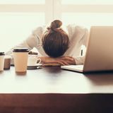 Sie verlassen sich auf Kaffee als Energiequelle  Kaffee gibt am Morgen einen kurzen Energieschub. Für langfristige Energie aber ist Kaffee kontraproduktiv. Koffein stimuliert, der Körper gewöhnt sich aber auch an die Dosis und braucht dementsprechend immer mehr vom belebenden Getränk. Das heißt nicht, dass Sie auf Kaffee verzichten müssen. Konzentrieren Sie sich aber auch auf ausreichenden Schlaf und eine ausgewogene Ernährung. 