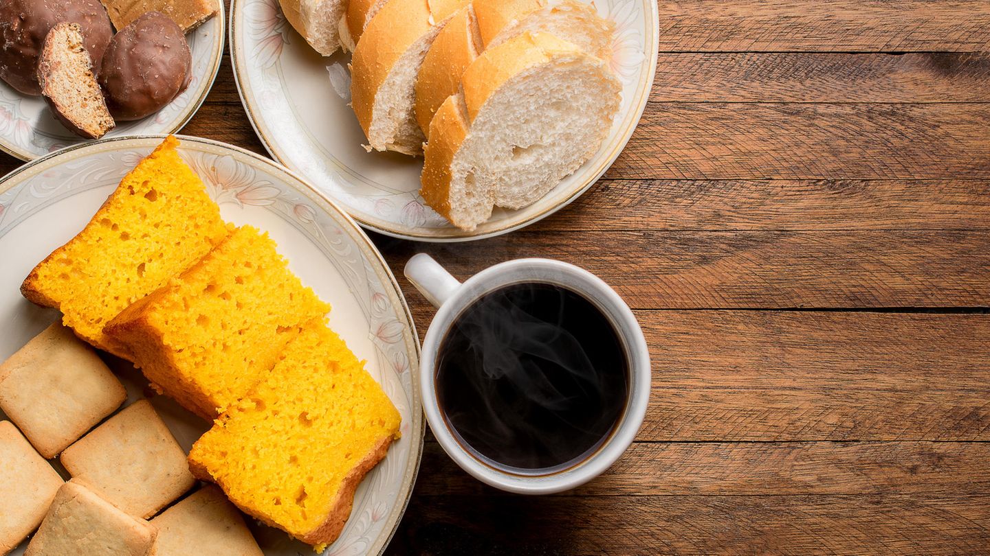 Sie essen nur Kohlenhydrate zum Frühstück  Wenn Sie nach einer Schüssel Cornflakes oder Toastbrot nach kürzester Zeit wieder hungrig werden, liegt das daran, dass sie leere Kalorien zu sich genommen haben. Lesen Sie mehr dazu hier. Besser man frühstückt keine leeren Kohlenhydrate und greift stattdessen zu Haferflocken und Obst. Das ist reich an Ballaststoffen und komplexen Kohlenhydraten. Die sorgen für ein langanhaltendes Sättigungsgefühl und fördern gleichzeitig die Verdauung.