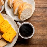 Sie essen nur Kohlenhydrate zum Frühstück  Wenn Sie nach einer Schüssel Cornflakes oder Toastbrot nach kürzester Zeit wieder hungrig werden, liegt das daran, dass sie leere Kalorien zu sich genommen haben. Lesen Sie mehr dazu hier. Besser man frühstückt keine leeren Kohlenhydrate und greift stattdessen zu Haferflocken und Obst. Das ist reich an Ballaststoffen und komplexen Kohlenhydraten. Die sorgen für ein langanhaltendes Sättigungsgefühl und fördern gleichzeitig die Verdauung.