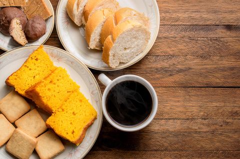 Sie essen nur Kohlenhydrate zum Frühstück  Wenn Sie nach einer Schüssel Cornflakes oder Toastbrot nach kürzester Zeit wieder hungrig werden, liegt das daran, dass sie leere Kalorien zu sich genommen haben. Lesen Sie mehr dazu hier. Besser man frühstückt keine leeren Kohlenhydrate und greift stattdessen zu Haferflocken und Obst. Das ist reich an Ballaststoffen und komplexen Kohlenhydraten. Die sorgen für ein langanhaltendes Sättigungsgefühl und fördern gleichzeitig die Verdauung.