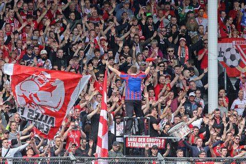 Fans des FC Energie Cottbus im Stadion der Freundschaft