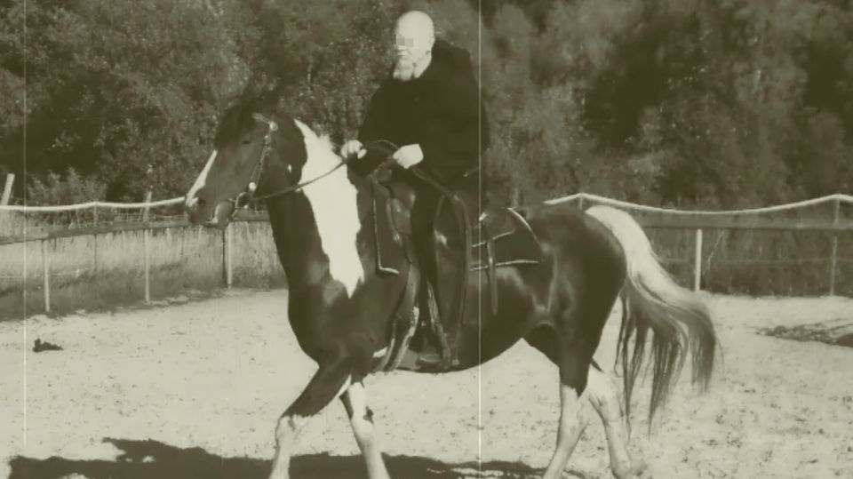 Torsten W. mit schwarzer Kutte auf seinem Pferd. Das Bild stammt von der Facebookseite des Mittelaltervereins.