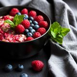 Sie essen zu wenig Obst  Frisches Obst ist reich an Vitaminen und Ballaststoffen. Früchte könnten also genau das richtige für den Energieboost am Morgen sein. Geben Sie dazu doch Beeren und etwas weißen Joghurt in eine Schüssel. Wer mag, isst das Ganze als Porridge oder mit Granola.