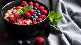 Sie essen zu wenig Obst  Frisches Obst ist reich an Vitaminen und Ballaststoffen. Früchte könnten also genau das richtige für den Energieboost am Morgen sein. Geben Sie dazu doch Beeren und etwas weißen Joghurt in eine Schüssel. Wer mag, isst das Ganze als Porridge oder mit Granola.