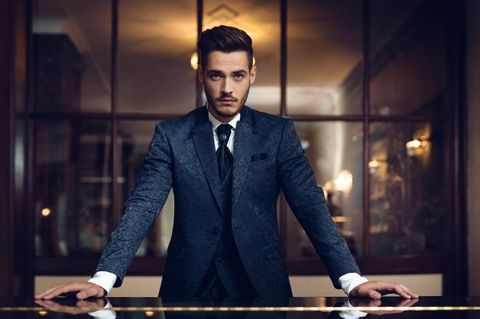 Ein selbstbewisster junge Mann guckt zuversichtlich