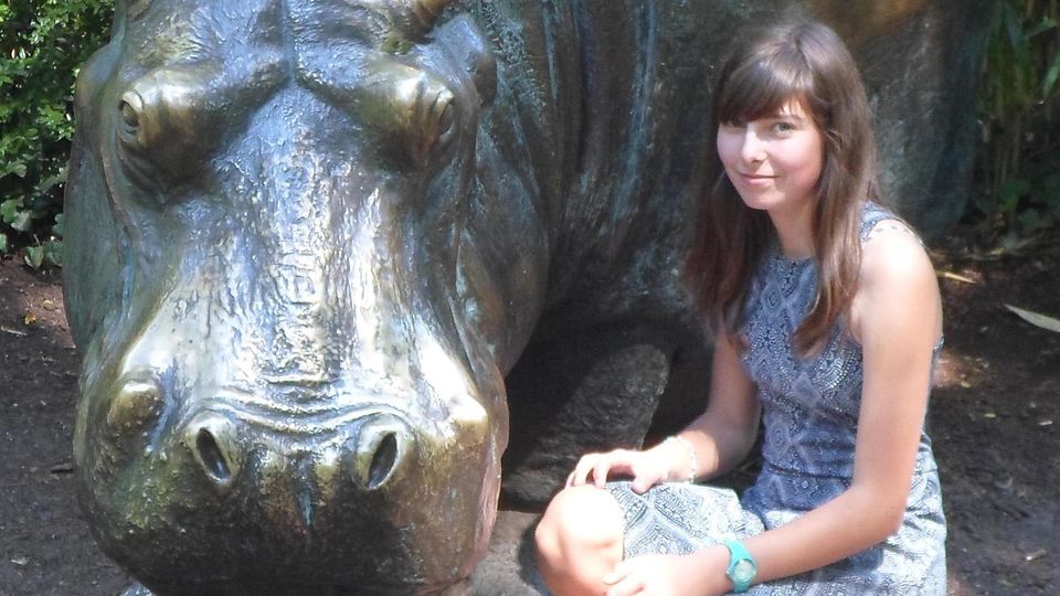 Carina im Alter von 15 Jahren auf einer Klassenfahrt im Berliner Tiergarten